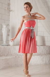Watermelon Column / Sheath Strapless Knee-length Elastic Woven Satin Bow Dama Dresses for Sweet 16