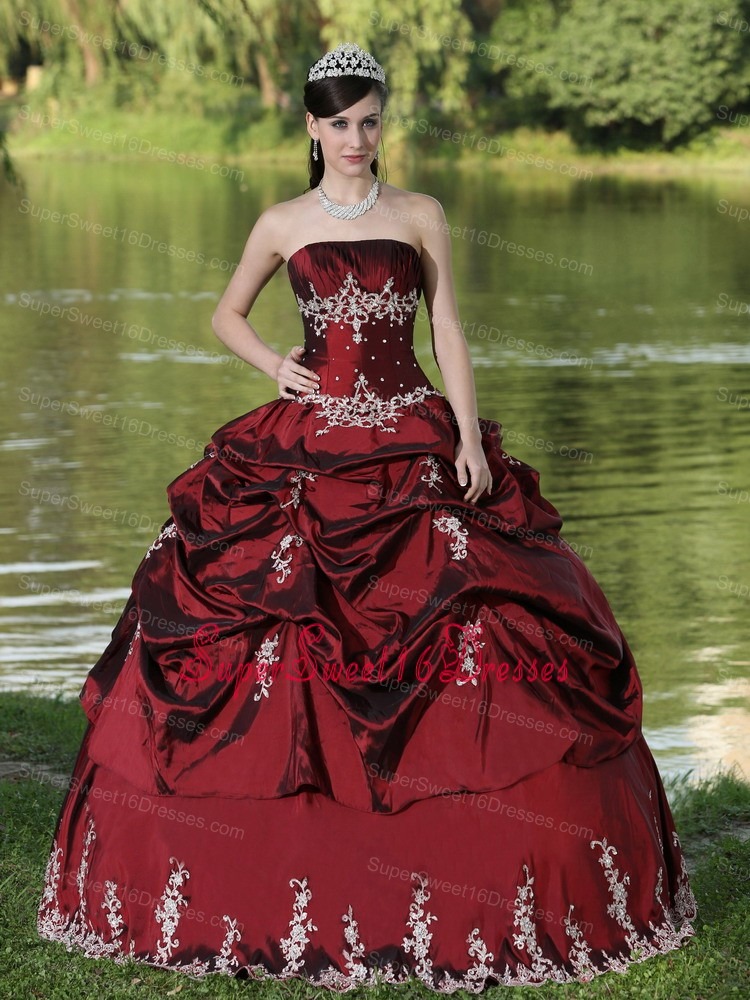 Custom Made Burgundy Sweet 16 Dress Party Wear With Satin Embroidery Decorate