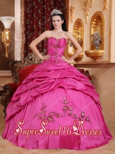 Plus Size Ball Gown With Sweetheart Appliques Taffeta For Sweet 16 Dresses