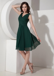 Green A-Line / Princess V-neck Knee-length Chiffon Ruched Dama Dresses for Sweet 16
