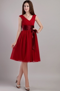 Wine Red Empire V-neck Knee-length Chiffon Sash Dama Dresses for Sweet 16